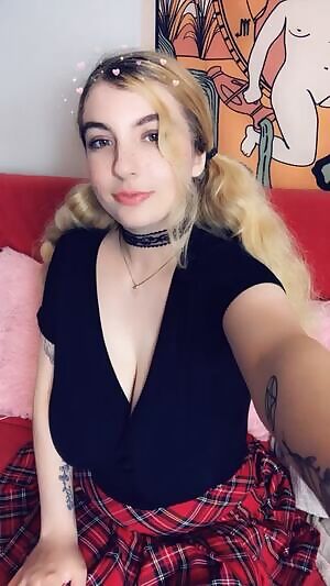 dropping in to say hi 🍓 19 OC