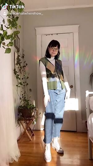 From nerdy girl to horny hottie 🤤