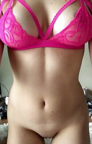 I love this GIF of me cz I look like a human fuckdoll 💗