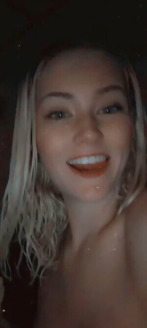 Just a college freshman that's a slut for older men 😋