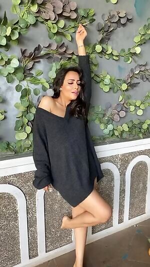 Busty body in just a cozy sweater. Yeah, that's how Aanchal Munjal is planning her Christmas Night.