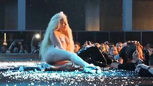 Lola Taylor On Stage