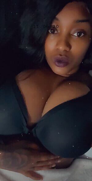 Bouncing out my bra 🖤🖤🖤😩😩😩😩