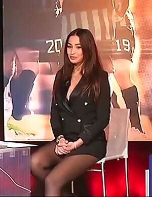 Alice Bertelli cheking out her legs